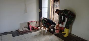 Pengerjaan Keramik Rumah Sasaran TMMD 110 Bojonegoro Hampir Selesai